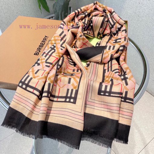 The shiny scarf from Burberry is new, and this one is too familiar. The classic double F is g888epoz - Image 4