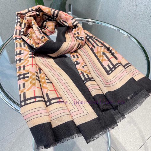 The shiny scarf from Burberry is new, and this one is too familiar. The classic double F is g888epoz - Image 14