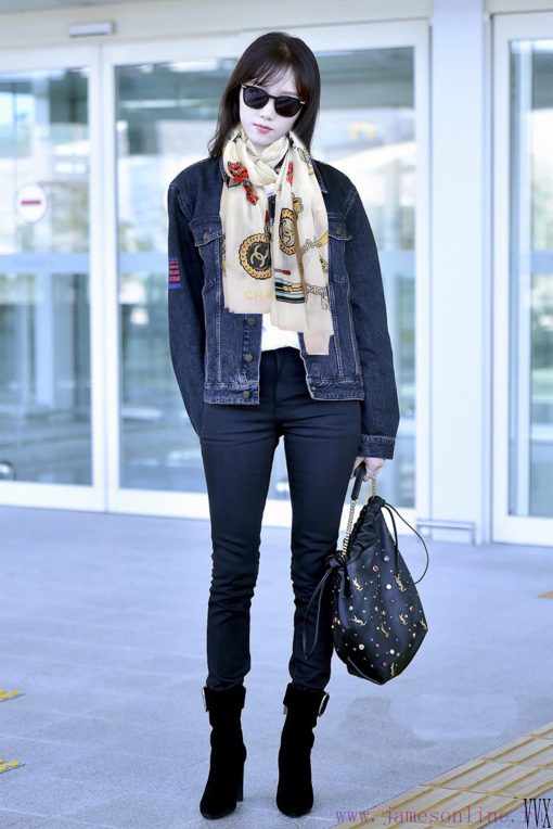 It's so beautiful. 2023Chanel really likes the double C-side ring velvet long scarf. The actpkqfsugw