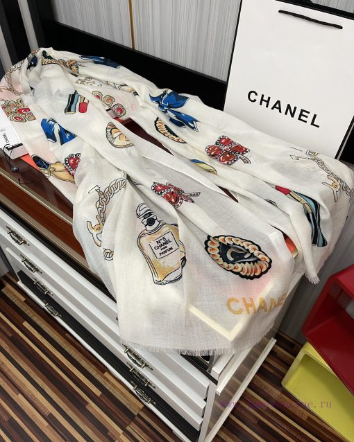 It's so beautiful. 2023Chanel really likes the double C-side ring velvet long scarf. The actpkqfsugw - Image 7