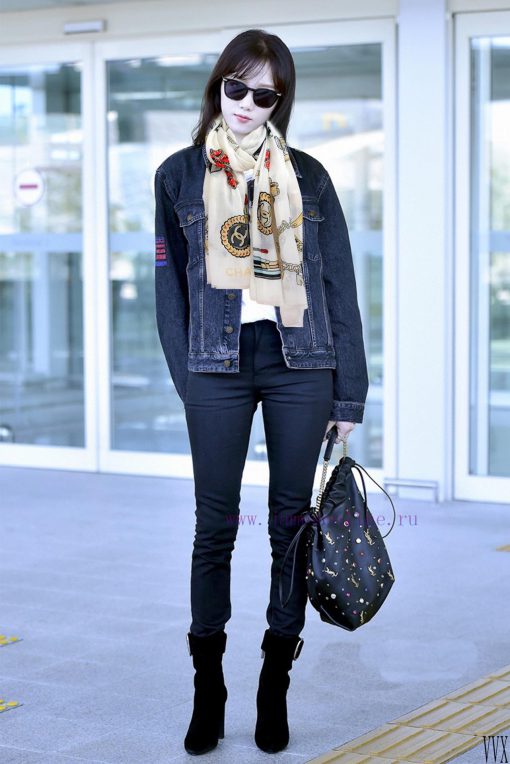 It's so beautiful. 2023Chanel really likes the double C-side ring velvet long scarf. The actpkqfsugw - Image 11
