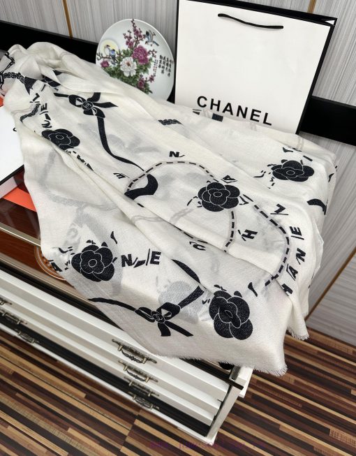 Chanel Silver Silk [Eating Melon] Sparkling [Coffee] Top design is so beautiful, I really adabvb739l - Image 6