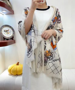 CHANEL's latest flagship Chanel floral long scarf, which is very easy to match for both vaca5hf6qdmm