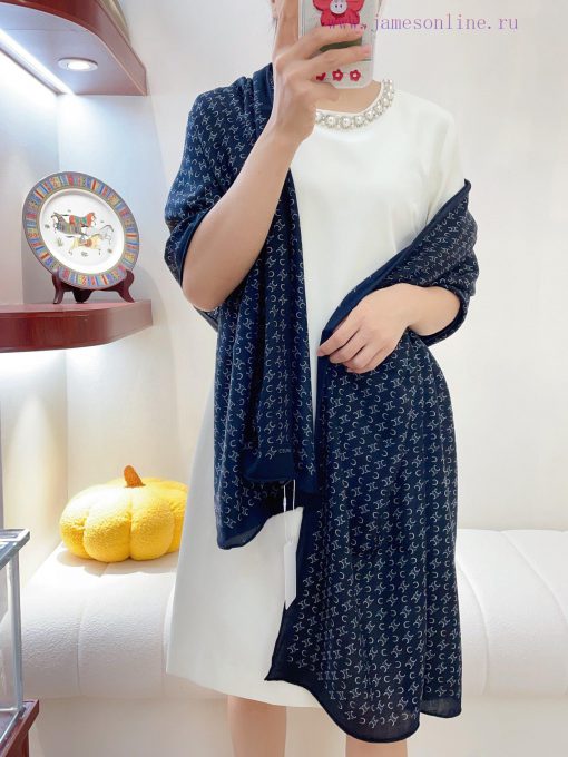 The Celine CL logo long scarf is recommended for VI, so be sure to start quickly. It is a hisa8thtp0 - Image 2
