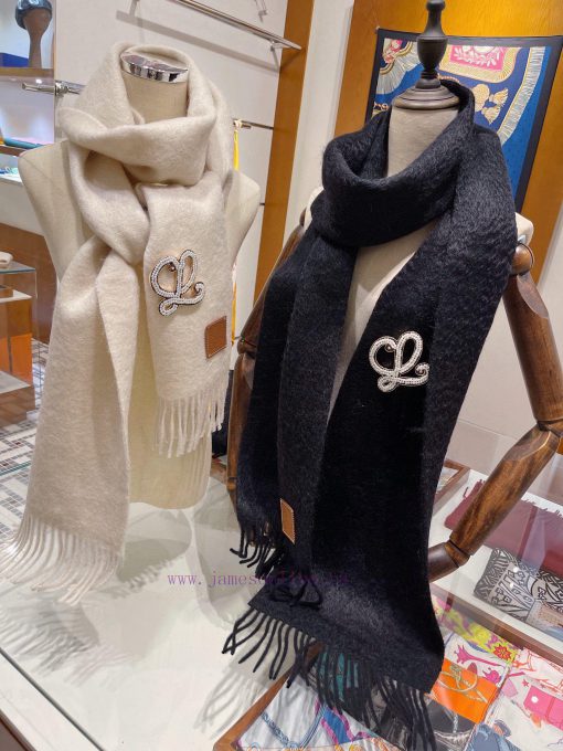 Loewe's super beautiful new mohair brooch scarf is highly recommended to buy with good textuyo375ygt - Image 6