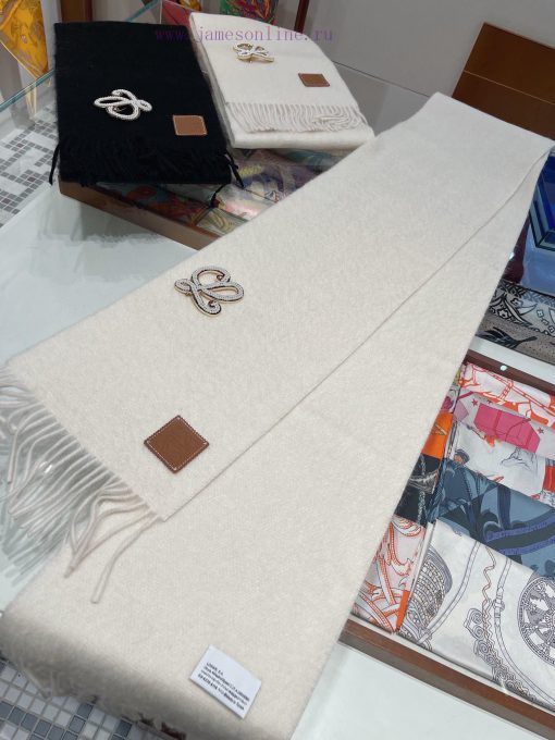 Loewe's super beautiful new mohair brooch scarf is highly recommended to buy with good textuyo375ygt - Image 7