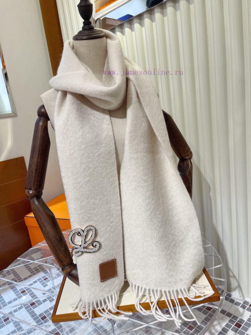 Loewe's super beautiful new mohair brooch scarf is highly recommended to buy with good textuyo375ygt - Image 10