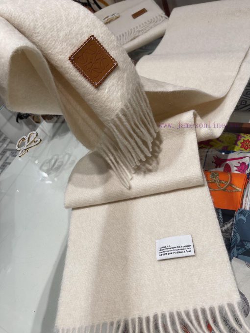 Loewe's super beautiful new mohair brooch scarf is highly recommended to buy with good textuyo375ygt - Image 17