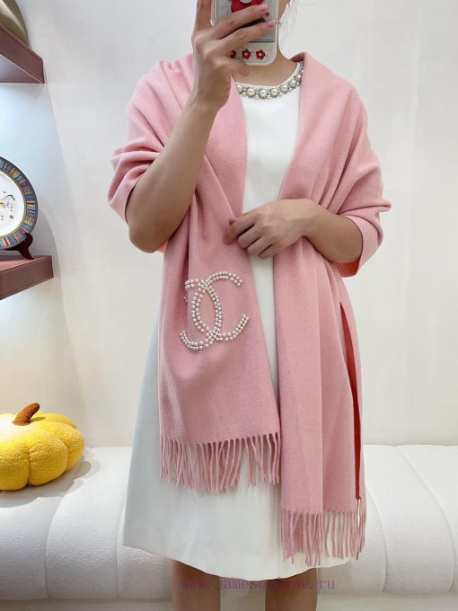 CHANEL is a high-end, comfortable, and fashionable scarf that touches your heart. The scarf e6qg7gbe