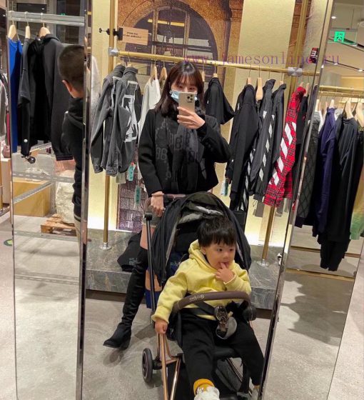 The joint venture between Balenciaga and Gucci has always been a leading brand in the fashiooa2v909k - Image 2