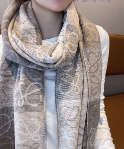 Loewe's classic khaki two tone checkerboard long scarf is very lucky to have received somethbuwqwt0k