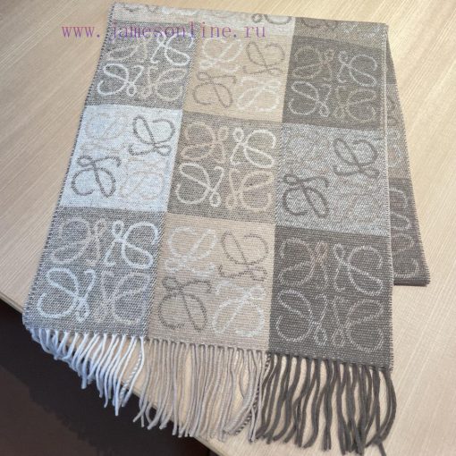 Loewe's classic khaki two tone checkerboard long scarf is very lucky to have received somethbuwqwt0k - Image 4