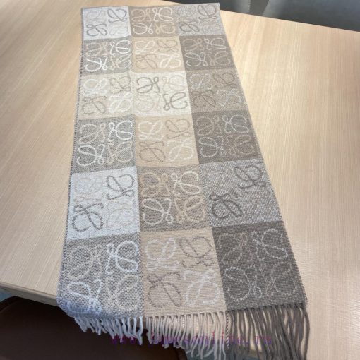 Loewe's classic khaki two tone checkerboard long scarf is very lucky to have received somethbuwqwt0k - Image 15