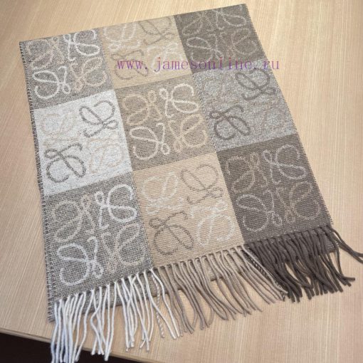Loewe's classic khaki two tone checkerboard long scarf is very lucky to have received somethbuwqwt0k - Image 17