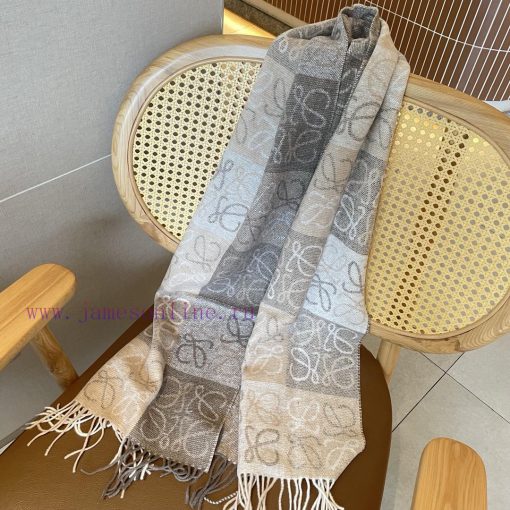 Loewe's classic khaki two tone checkerboard long scarf is very lucky to have received somethbuwqwt0k - Image 19