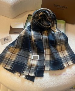 Burberry is a classic style that has been popular for N years. Trendy people have several Bucsxdiv2b