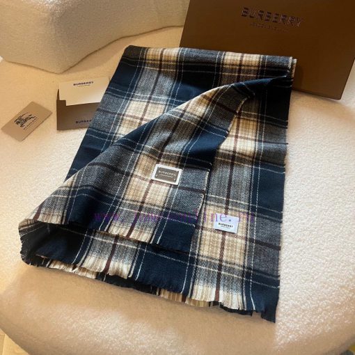 Burberry is a classic style that has been popular for N years. Trendy people have several Bucsxdiv2b - Image 5