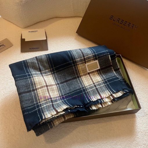 Burberry is a classic style that has been popular for N years. Trendy people have several Bucsxdiv2b - Image 10