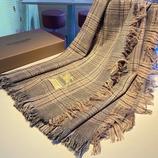 Burberry's best-selling product is the Wannian cashmere scarf shawl, which is loved by many tfuq12c5 - Image 8