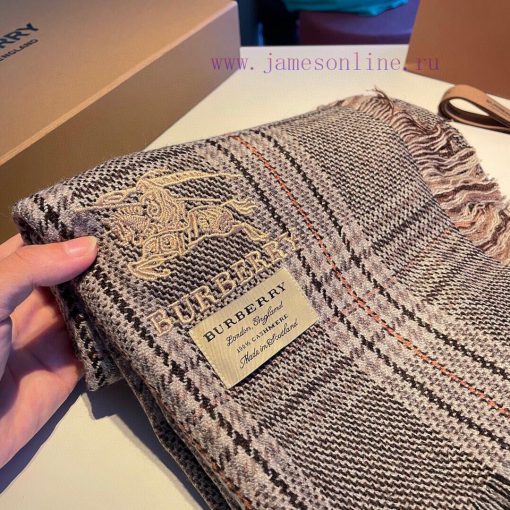 Burberry's best-selling product is the Wannian cashmere scarf shawl, which is loved by many tfuq12c5 - Image 9