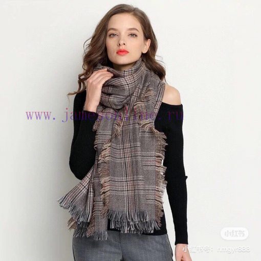 Burberry's best-selling product is the Wannian cashmere scarf shawl, which is loved by many tfuq12c5 - Image 12