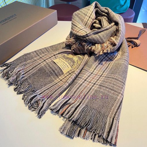 Burberry's best-selling product is the Wannian cashmere scarf shawl, which is loved by many tfuq12c5 - Image 15
