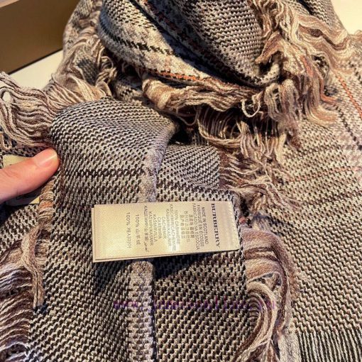 Burberry's best-selling product is the Wannian cashmere scarf shawl, which is loved by many tfuq12c5 - Image 19