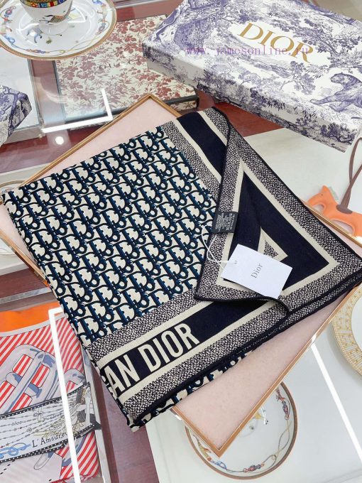DIOR's latest flagship rolled edge scarf is a perfect match for both vacation and daily wear5j67a65u - Image 13