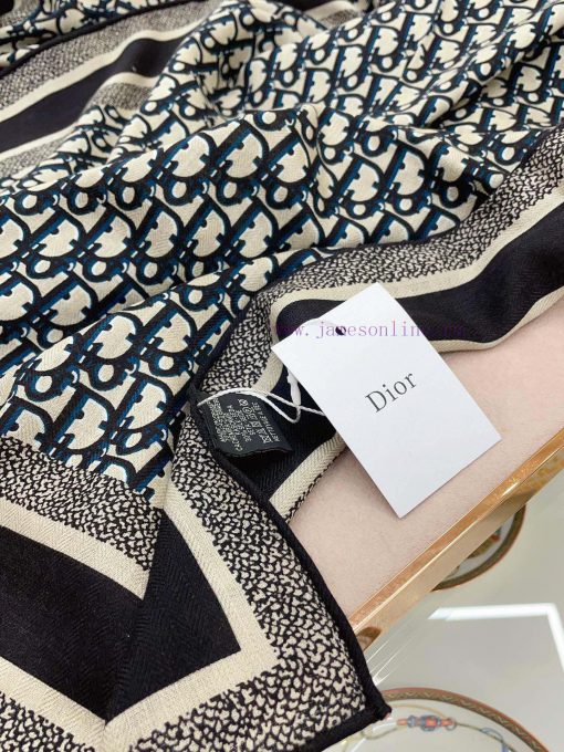 DIOR's latest flagship rolled edge scarf is a perfect match for both vacation and daily wear5j67a65u - Image 17