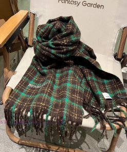 Burberry is a classic style that has been popular for N years. Trendy people have several Bu072a18ak