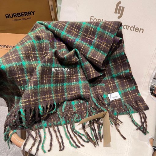 Burberry is a classic style that has been popular for N years. Trendy people have several Bu072a18ak - Image 13