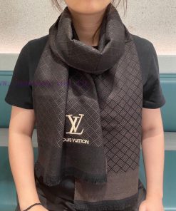 The LV scarf is a great benefit for both men and women, with a super gentle and stylish doub54em4h7d