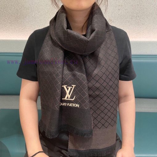 The LV scarf is a great benefit for both men and women, with a super gentle and stylish doub54em4h7d