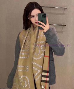 Burberry double-sided cashmere scarf with brick, decorated with Burberry plaid on one side a3v2twvzu