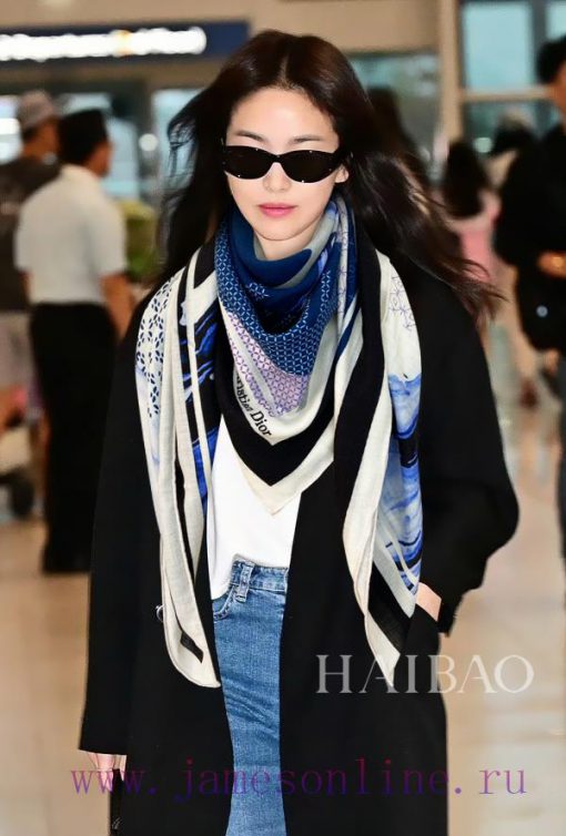 The new D Home D Color blocked Pattern 140 Cashmere Square Scarf is highly recommended for Vzyikn86l - Image 2
