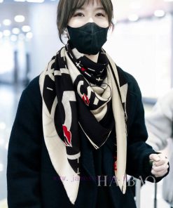 The new Chanel plaid logo 140 cashmere square scarf is highly recommended for VIP customers.o3hdj1gi