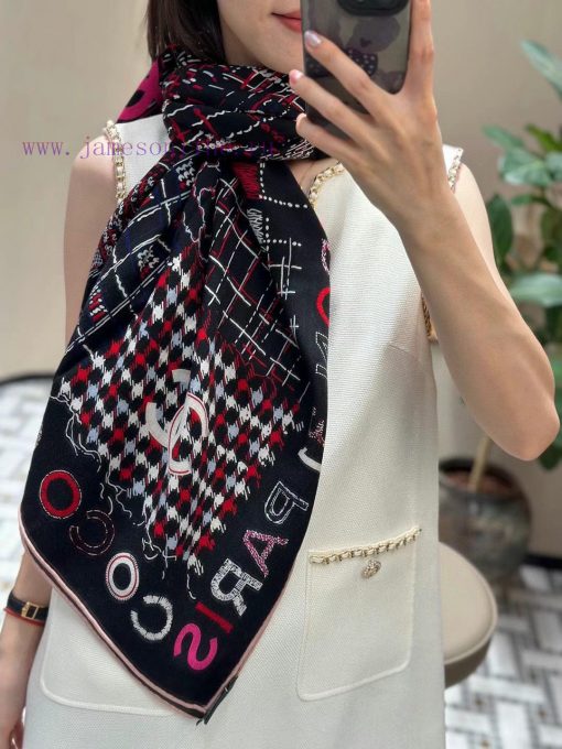 High end edition of "Chanel Collection~" in black and colorVelvet square scarf with the samegv6c5fou - Image 4