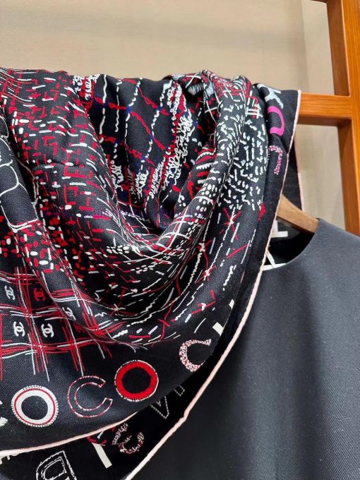 High end edition of "Chanel Collection~" in black and colorVelvet square scarf with the samegv6c5fou - Image 8