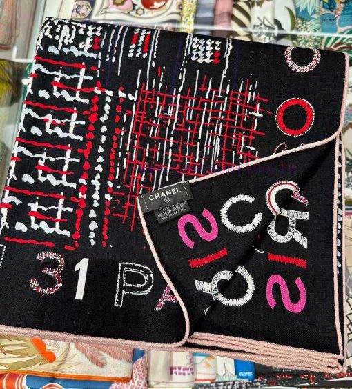High end edition of "Chanel Collection~" in black and colorVelvet square scarf with the samegv6c5fou - Image 13