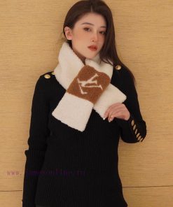 New shipment ️️ LV Shearling Teddy Scarf Autumn/Winter Coat Good friend, the quantity releasu8oprre5