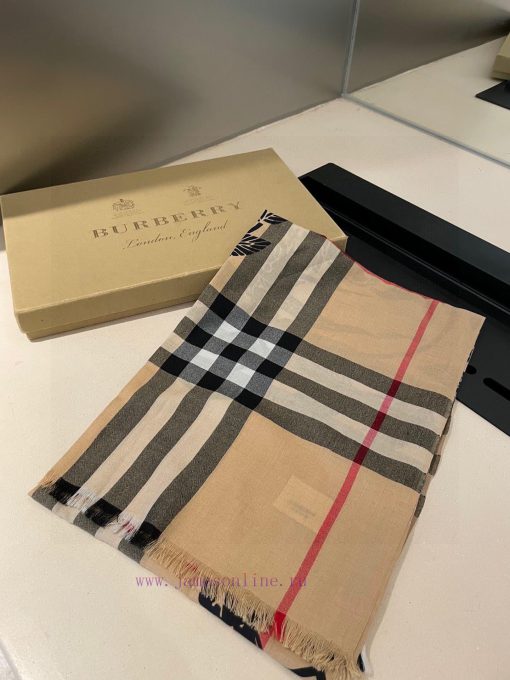 Burberry's formal wear series is exclusively for flagship stores, featuring VIP top-level im8l8h9m2y - Image 3
