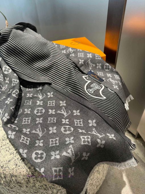 LV Swallow Donkey Family Scarf Classic Mascot Redesigned Versatile Style, Stir Fried Chickengivd2i55 - Image 8