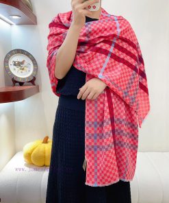 Burberry's top of the line high-end products, paired with the plaid in the scarf, exude a luz8degi68