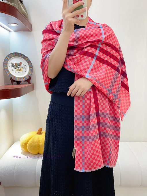 Burberry's top of the line high-end products, paired with the plaid in the scarf, exude a luz8degi68