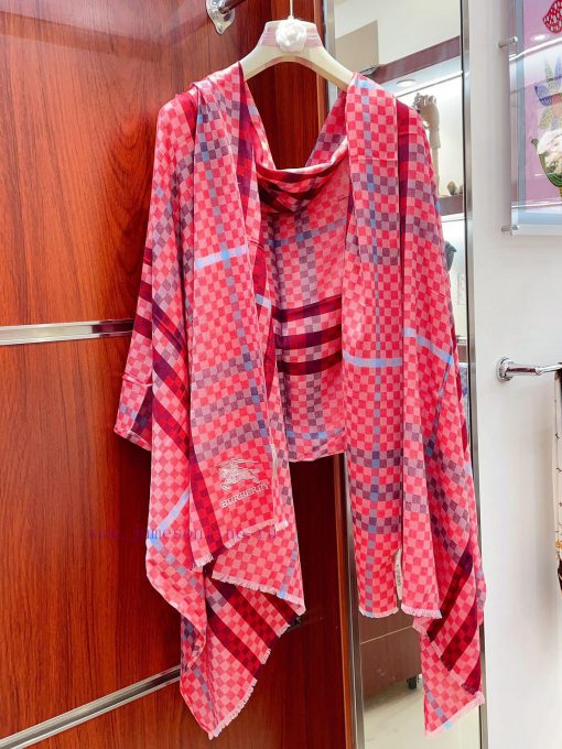 Burberry's top of the line high-end products, paired with the plaid in the scarf, exude a luz8degi68 - Image 6