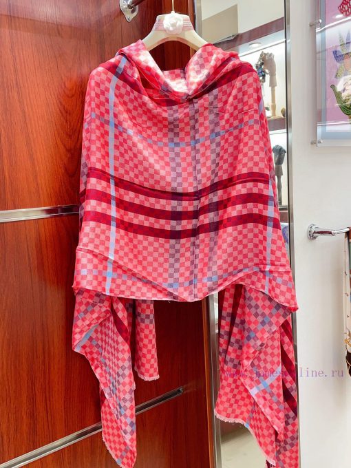 Burberry's top of the line high-end products, paired with the plaid in the scarf, exude a luz8degi68 - Image 16