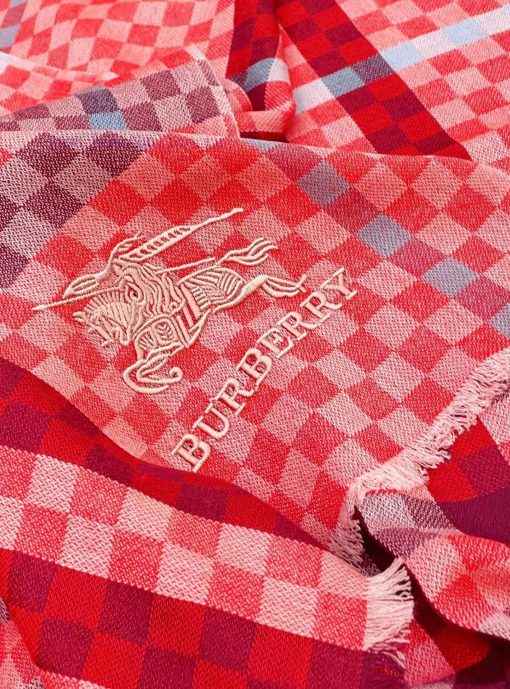 Burberry's top of the line high-end products, paired with the plaid in the scarf, exude a luz8degi68 - Image 19