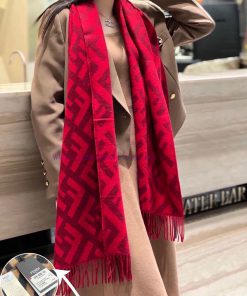 The most popular scarf of Fendi this year is being snapped up all over the world. The old flbhj3n4pd