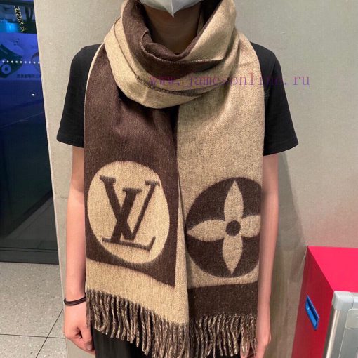 A commemorative scarf from LV, practical and trendy, with a full artistic sense in its transflvns9g4