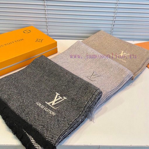 LV's current flagship models for men and womenThe most fashionable logo trend nowadays has akht53ox8 - Image 3